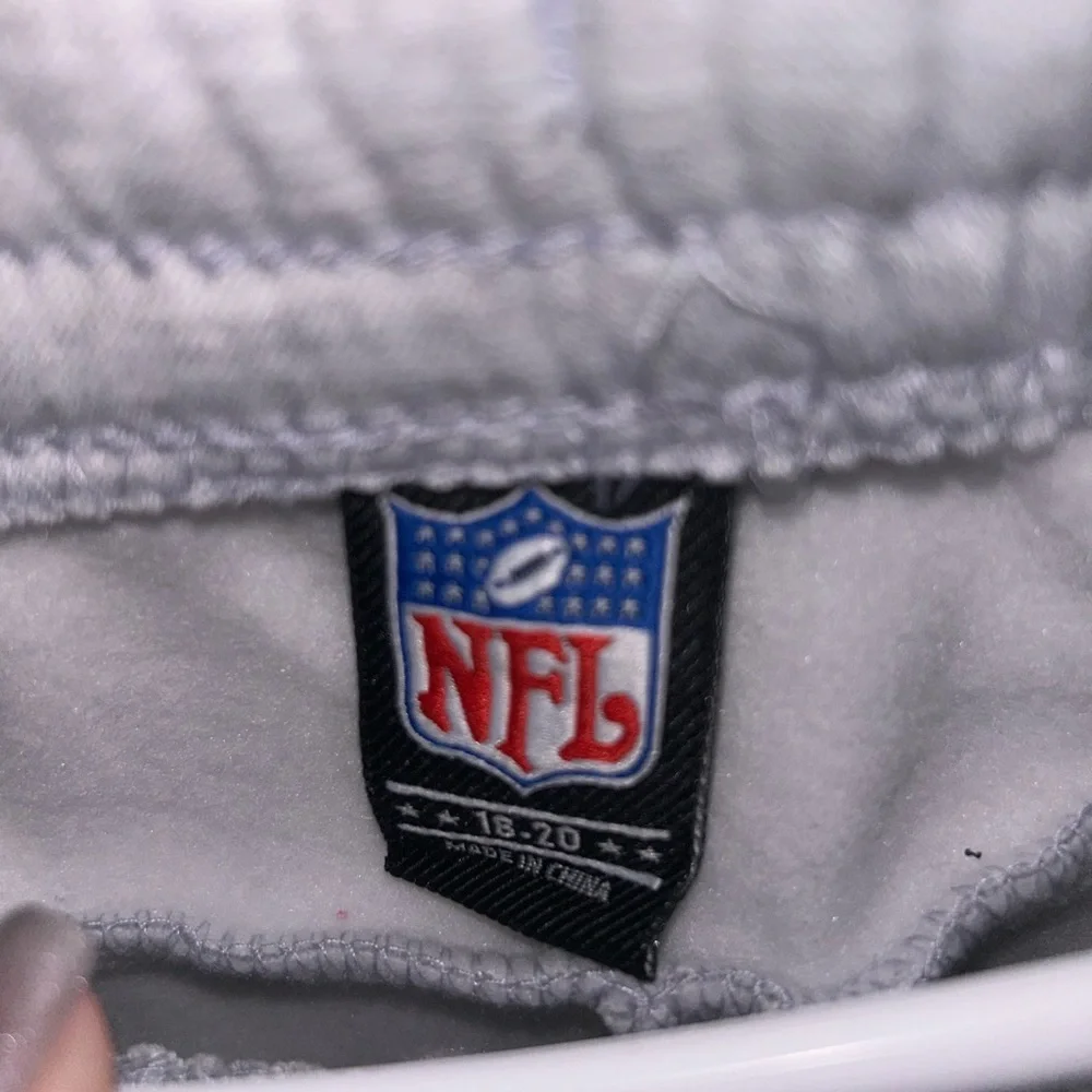 Boys Gray NFL size 18/20 Sweat Shorts - Picture 2 of 4